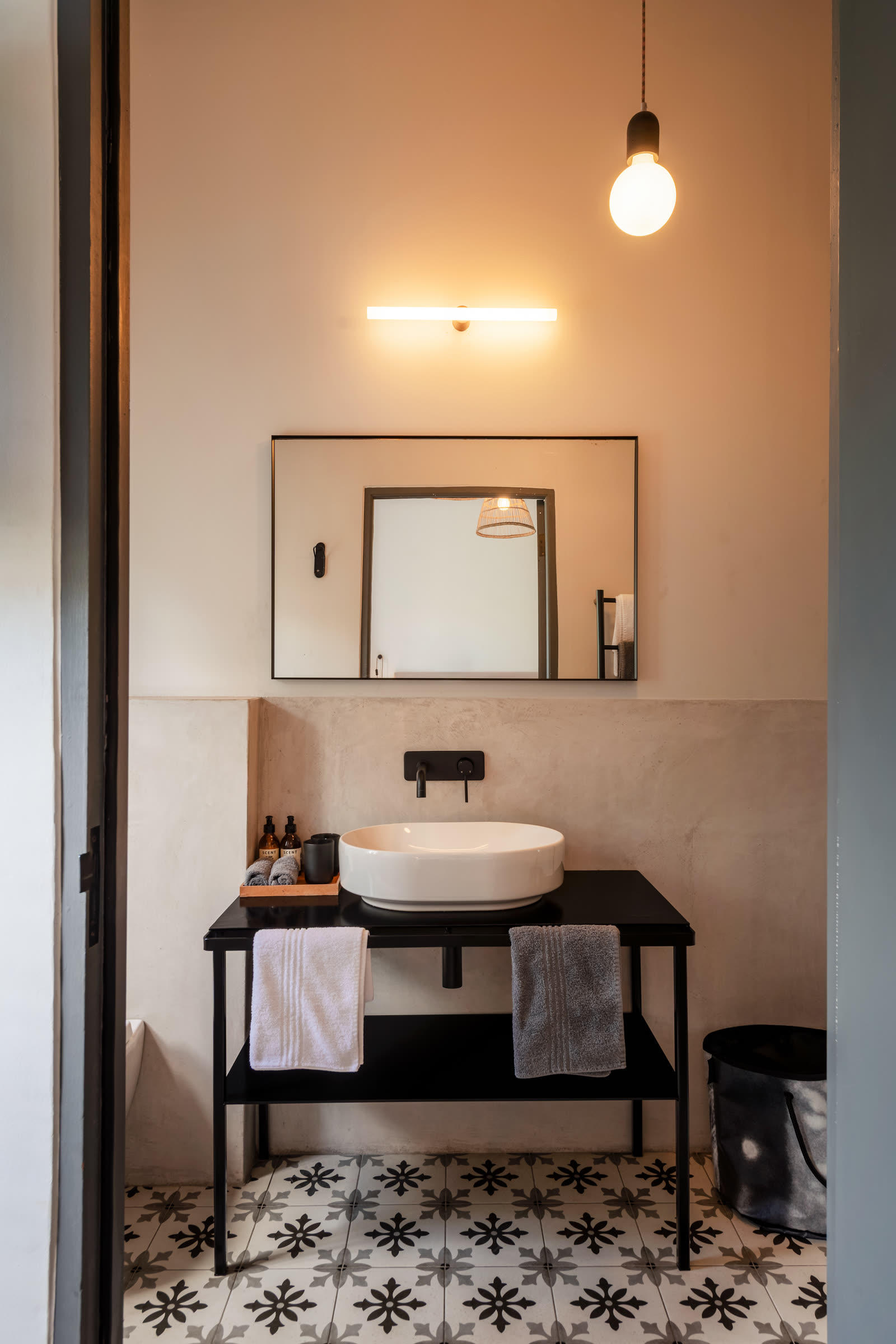 Cosy room at iGadi House — view 12